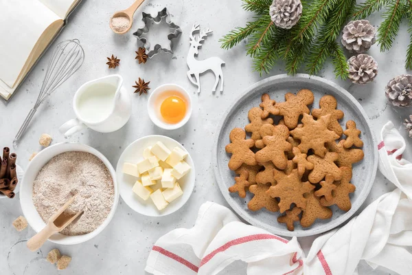 クリスマスのベーキング料理の背景 キッチンテーブルの上のクリスマスジンジャーブレッドとお祝いのクッキーを調理するための成分 お正月飾り — ストック写真