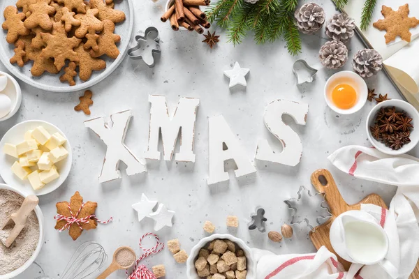 クリスマスやクリスマスのベーキング料理の背景 キッチンテーブルで調理するための成分 新年やノエルの休日のお祝いの装飾 グリーティングカード — ストック写真