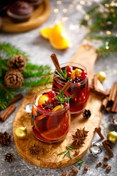 圣诞节覆酒 有装饰品和冷杉树的传统圣诞饮品 — 图库照片