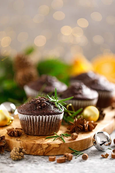 圣诞松饼 巧克力圣诞或诺埃尔节日烘焙与装饰和冷杉树 — 图库照片