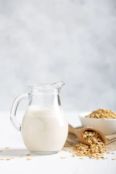 燕麦牛奶 含薄片的健康纯素非乳制品有机饮料 — 图库照片