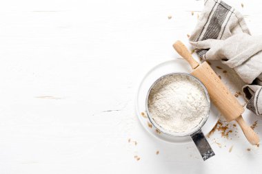 Beyaz mutfak atölyesinde un, aşçılık arka planı, kopyalama alanı, genel görünüm