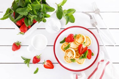 Peynirli gözleme, börek ya da taze çilek ve yoğurtlu şurup. Sağlıklı ve lezzetli bir kahvaltı.