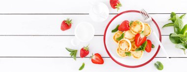 Peynirli gözleme, börek ya da taze çilek ve yoğurtlu şurup. Sağlıklı ve lezzetli bir kahvaltı. Pankart