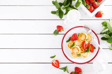 Peynirli gözleme, börek ya da taze çilek ve yoğurtlu şurup. Sağlıklı ve lezzetli bir kahvaltı.