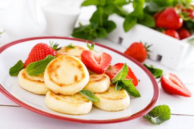 Peynirli gözleme, börek ya da taze çilek ve yoğurtlu şurup. Sağlıklı ve lezzetli bir kahvaltı.