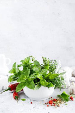 Mutfak masasındaki havanda bir demet aromatik ot.