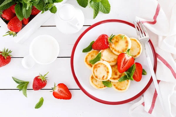 Panqueques Queso Buñuelos Syrniki Con Fresa Fresca Yogur Desayuno Saludable — Foto de Stock