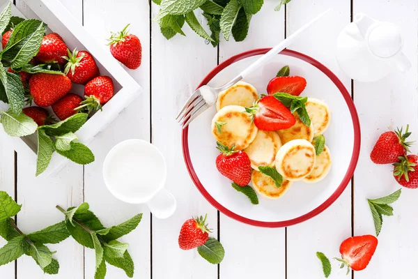奶酪煎饼 松饼或带有新鲜草莓和酸奶的糖浆 健康可口的早餐 — 图库照片
