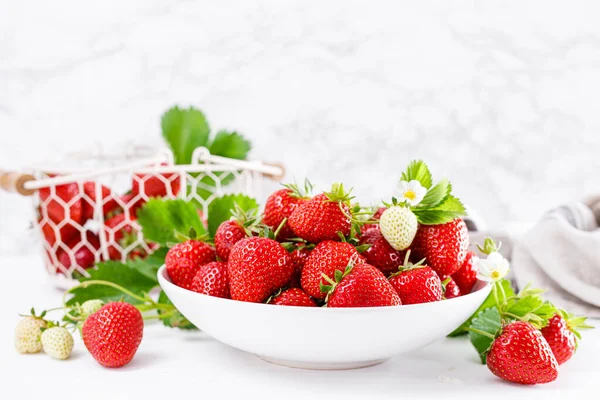 Erdbeere Auf Teller Mit Zweigen Und Blättern Auf Weißem Hintergrund — Stockfoto