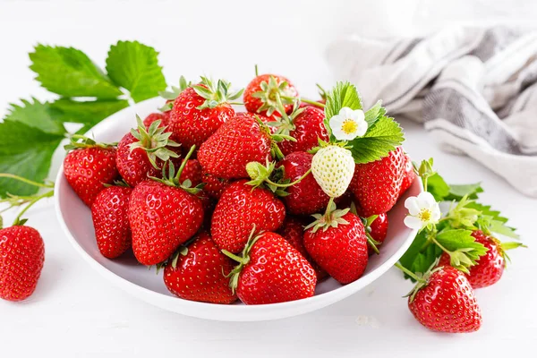 Erdbeere Auf Teller Mit Zweigen Und Blättern Auf Weißem Hintergrund — Stockfoto