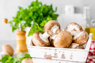Beyaz arka planda çiğ mantar şampiyonları taze şampiyonlar pişiriyor.