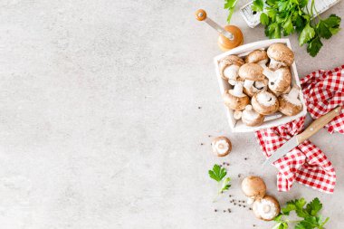 Beyaz arka planda çiğ mantar şampiyonları taze şampiyonlar pişiriyor.