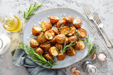 Biberiye, kekik ve sarımsaklı fırında patates.