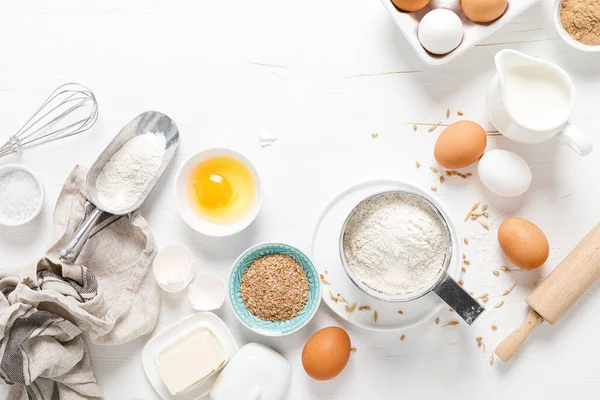 Assar Pão Caseiro Bancada Cozinha Branca Com Ingredientes Para Cozinhar — Fotografia de Stock