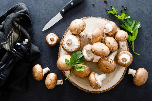 Champiñones Crudos Sobre Fondo Negro Cocinando Champiñones Frescos — Foto de Stock