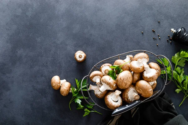 Champiñones Crudos Sobre Fondo Negro Cocinando Champiñones Frescos — Foto de Stock