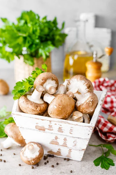 Champignons Mit Rohen Pilzen Auf Weißem Hintergrund Frische Champignons Kochen — Stockfoto