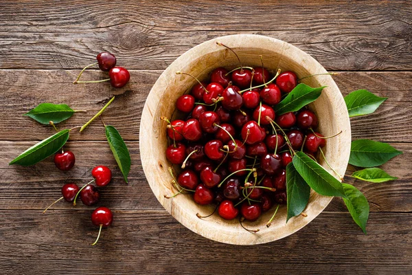 Cereza Dulce Con Hojas Cuenco Madera Cerezas Frescas Maduras Fruta —  Fotos de Stock