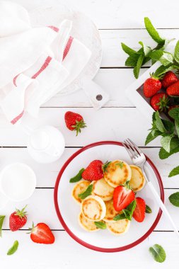 Peynirli gözleme, börek ya da taze çilek ve yoğurtlu şurup. Sağlıklı ve lezzetli bir kahvaltı.