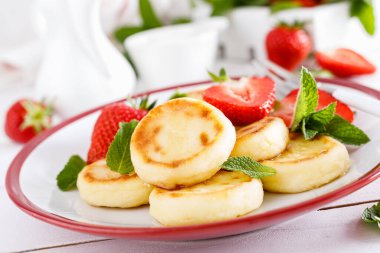 Peynirli gözleme, börek ya da taze çilek ve yoğurtlu şurup. Sağlıklı ve lezzetli bir kahvaltı.