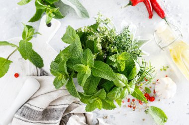 Mutfak masasındaki havanda bir demet aromatik ot.