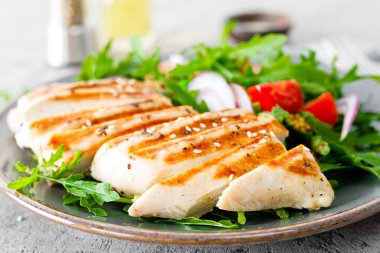 Taze sebzeli tavuk fileto salatası ve roka. Taze sebze salatası roka, domates, soğan ve ızgara tavuk göğsü..