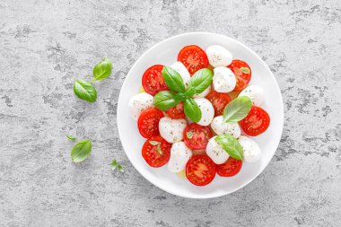 Caprese salatası. Mozzarella peynirli salata taze domates, fesleğen yaprağı ve zeytinyağı. İtalyan yemeği.