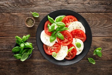Caprese salatası. Peynirli salata, taze domates, fesleğen yaprağı ve zeytinyağı. İtalyan mutfağı