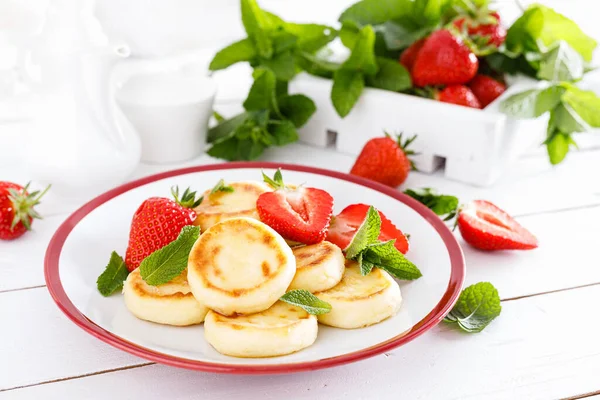 奶酪煎饼 松饼或带有新鲜草莓和酸奶的糖浆 健康可口的早餐 — 图库照片