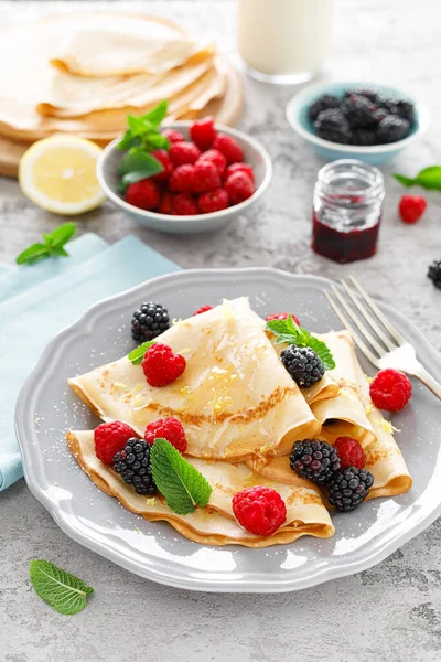 Crepes Finos Com Bagas Frescas Raspas Limão Panquecas Com Framboesa — Fotografia de Stock