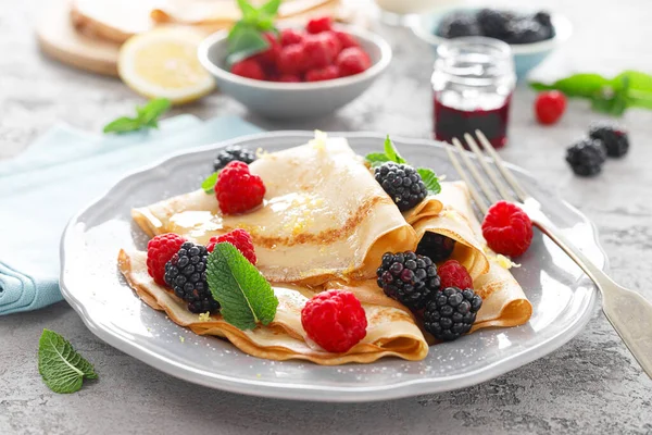 Crepes Finos Com Bagas Frescas Raspas Limão Panquecas Com Framboesa — Fotografia de Stock