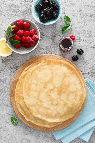 Crepes Finos Com Bagas Frescas Raspas Limão Panquecas Com Framboesa — Fotografia de Stock