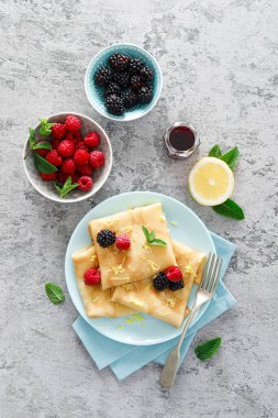 Taze böğürtlenli ve limonlu ince krepler. Ahududu ve böğürtlenli krep..