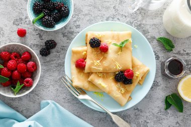 Taze böğürtlenli ve limonlu ince krepler. Ahududu ve böğürtlenli krep..