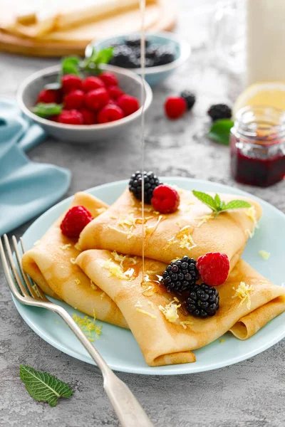 Tipis Crepe Dengan Buah Beri Segar Dan Lemon Zest Pancake — Stok Foto