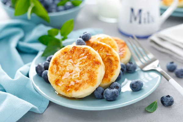 Cottage Cheese Pancakes Sweet Curd Fritters Berries Syrniki Honey Fresh — Stock Photo, Image