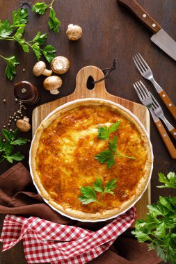 Kiş lorraine. Ev yapımı baharatlı turta, tavuk etli tart, kızarmış mantar ve peynir. Fransız mutfağı..