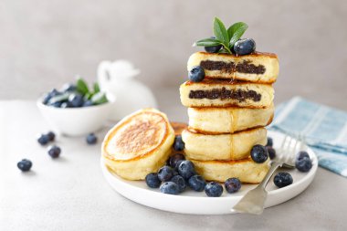 Çikolata dolgulu yumuşak sufle krepleri ve kahvaltılık taze yaban mersini.