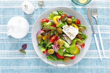 Yunan salatası. Salatalık, domates, zeytin, soğan, dolma biber, feta peyniri, marul ve ottan oluşan taze sebze salatası ve tuz, biber ve zeytinyağıyla kaplanmış. Popüler Yunan Horiatiki salatası
