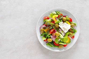Yunan salatası. Salatalık, domates, zeytin, soğan, dolma biber, feta peyniri, marul ve ottan oluşan taze sebze salatası ve tuz, biber ve zeytinyağıyla kaplanmış. Popüler Yunan Horiatiki salatası