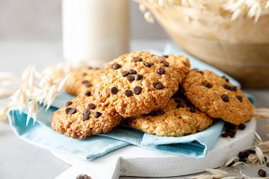 Kahvaltıda çikolatalı ve sütlü ev yapımı yulaflı kurabiyeler..
