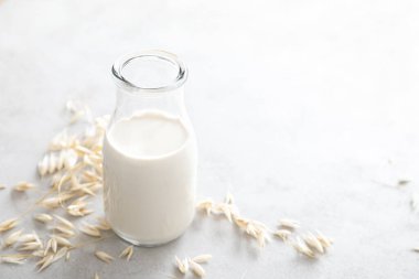 Yulaf sütü. Lezzetli ve sağlıklı vejetaryen alternatif süt içeceği. Sütsüz süt