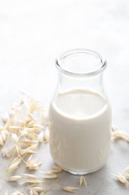 Yulaf sütü. Lezzetli ve sağlıklı vejetaryen alternatif süt içeceği. Sütsüz süt