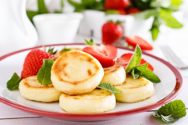 Peynirli gözleme, börek ya da taze çilek ve yoğurtlu şurup. Sağlıklı ve lezzetli bir kahvaltı.