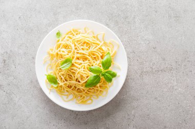 Makarna. Geleneksel İtalyan yemekleri. Taze fesleğenli Vermicelli.