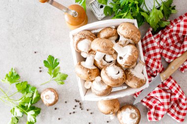 Beyaz arka planda çiğ mantar şampiyonları taze şampiyonlar pişiriyor.