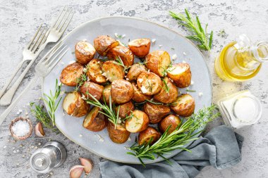 Biberiye, kekik ve sarımsaklı fırında patates.