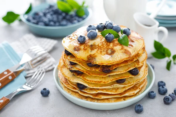 Crêpes Aux Myrtilles Avec Beurre Sirop Érable Baies Fraîches Petit — Photo