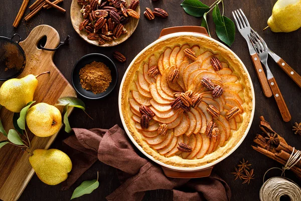 Pear Tartă Plăcintă Sau Tort Pere Proaspete Scorțișoară Nuci Pecan — Fotografie, imagine de stoc